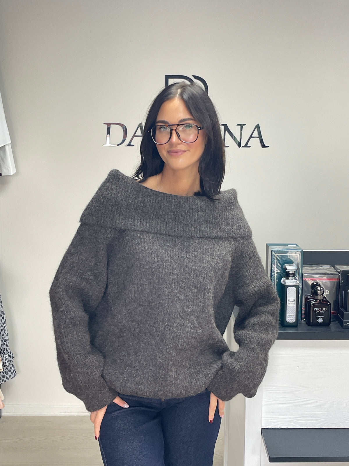 Rudas megztinis su plačia kaklo detale