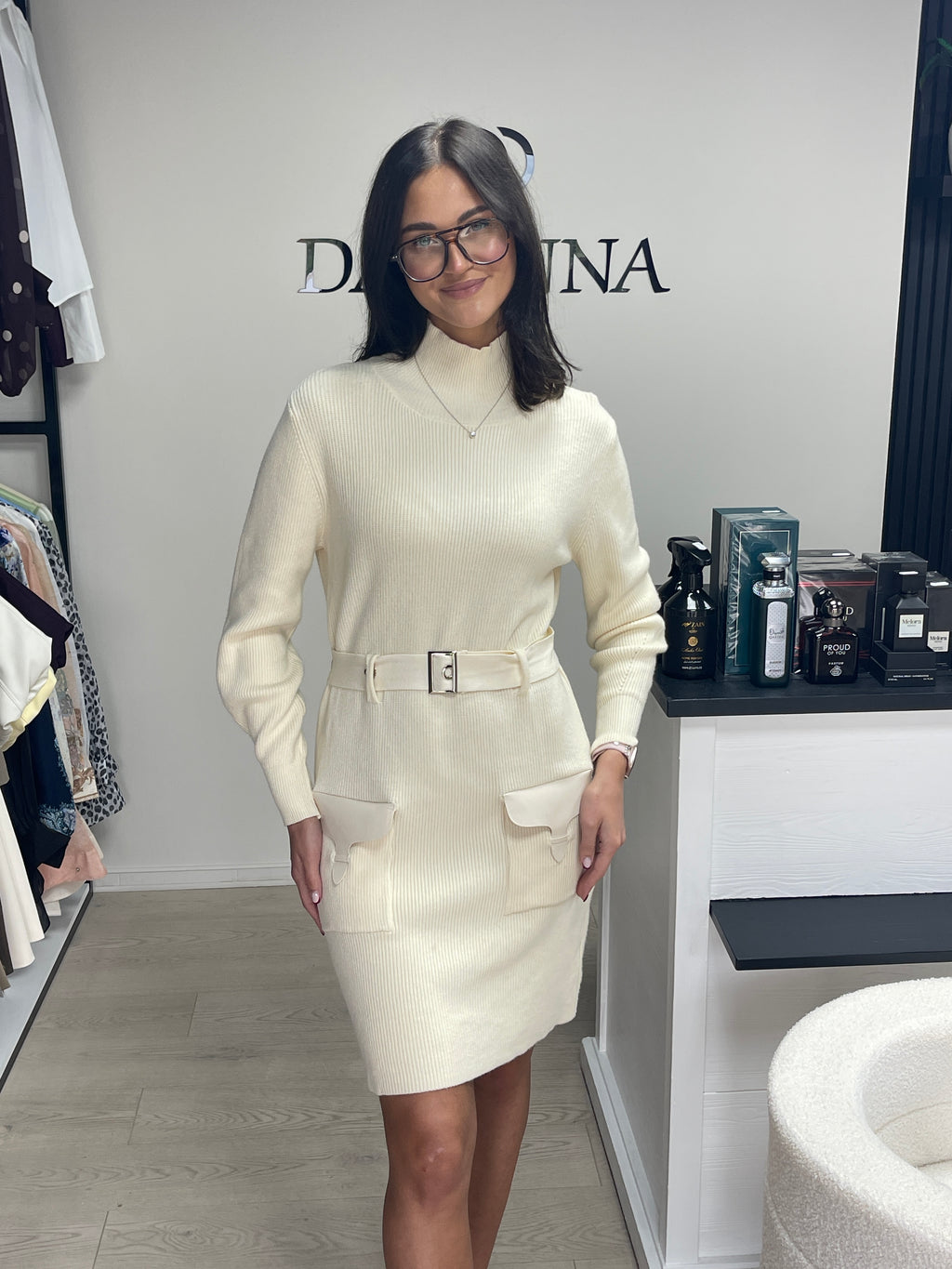 Šilta šviesi megzta suknelė su diržu
