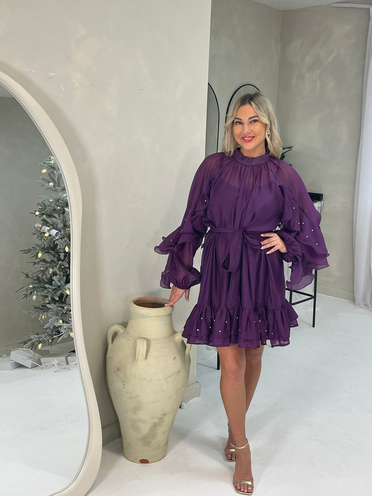 Violetinė puošni suknelė