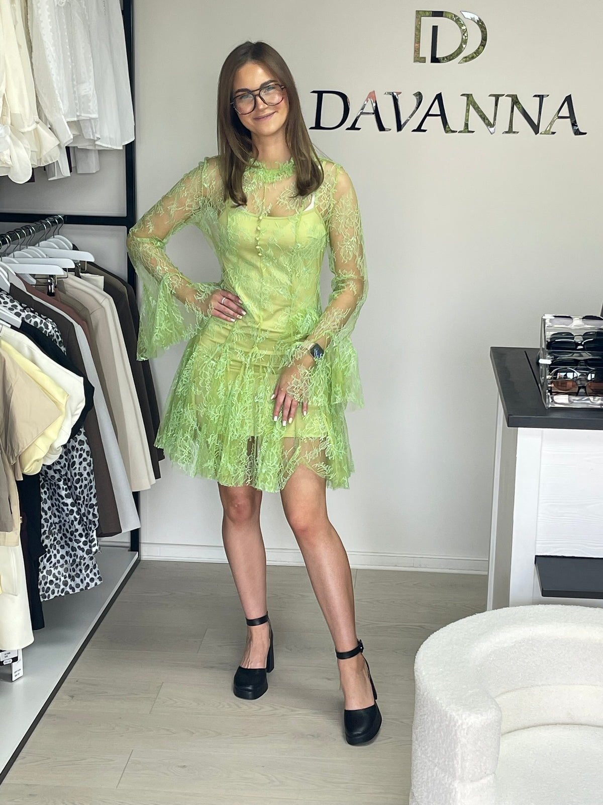 Nėriniuota mini suknelė platėjančiomis rankovėmis
