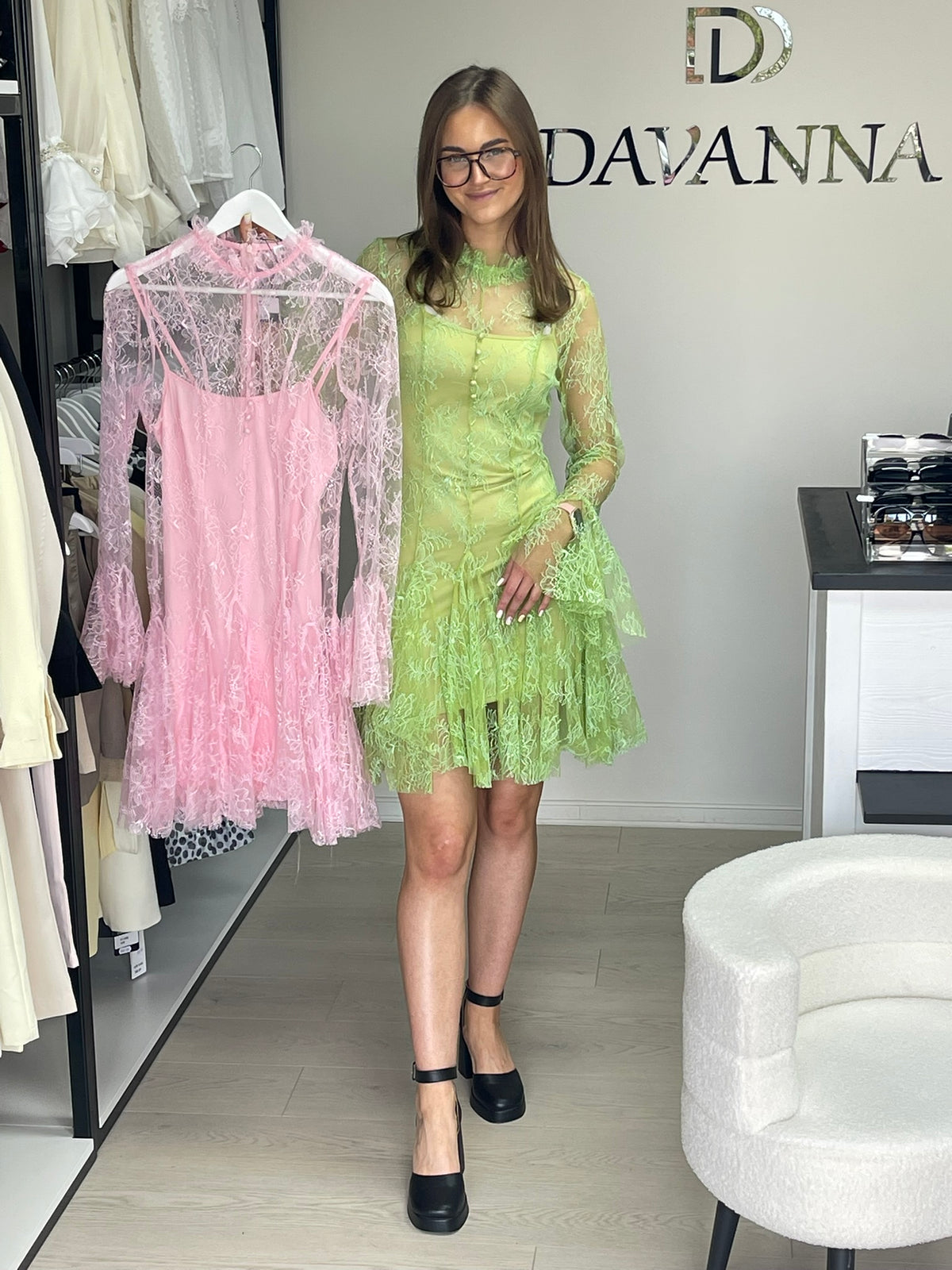 Nėriniuota mini suknelė platėjančiomis rankovėmis