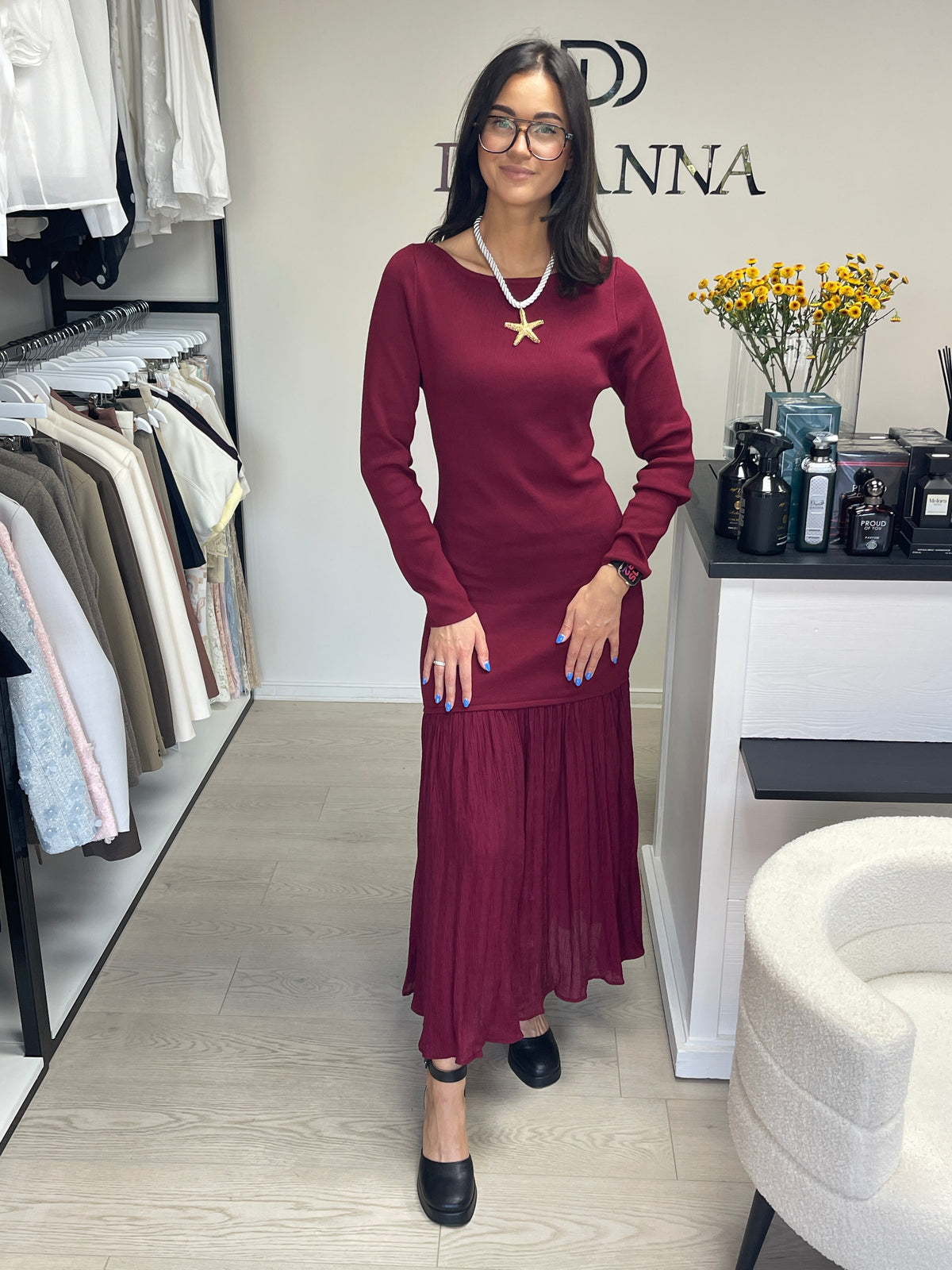 Suknelė ilgomis rankovėmis ir klostuotu sijonu