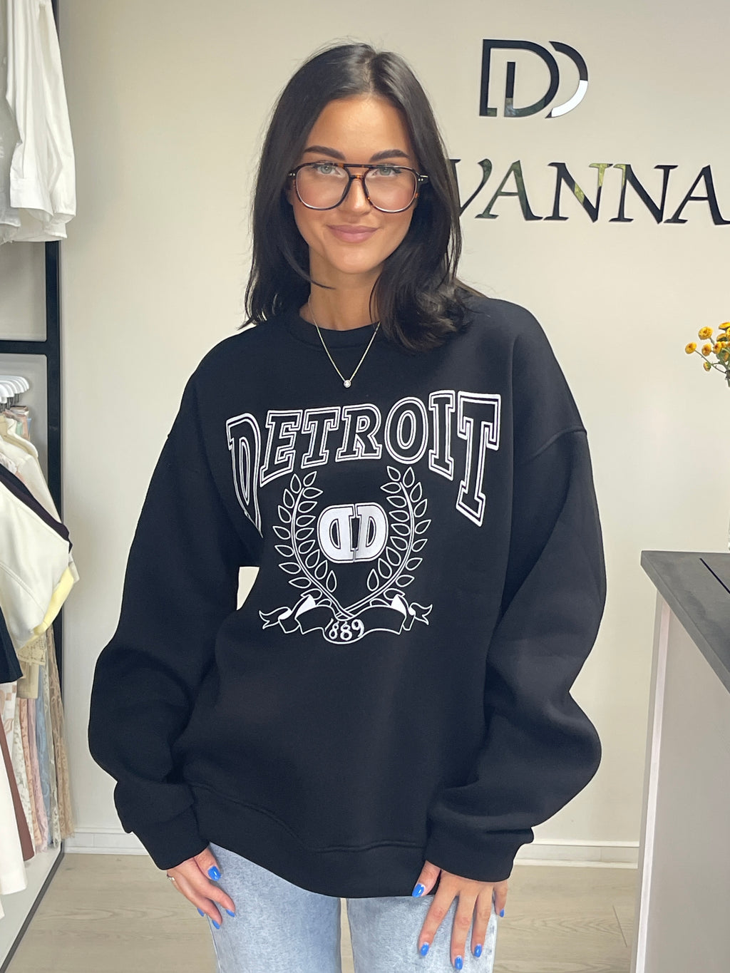 Juodas džemperis su „Detroit“ užrašu