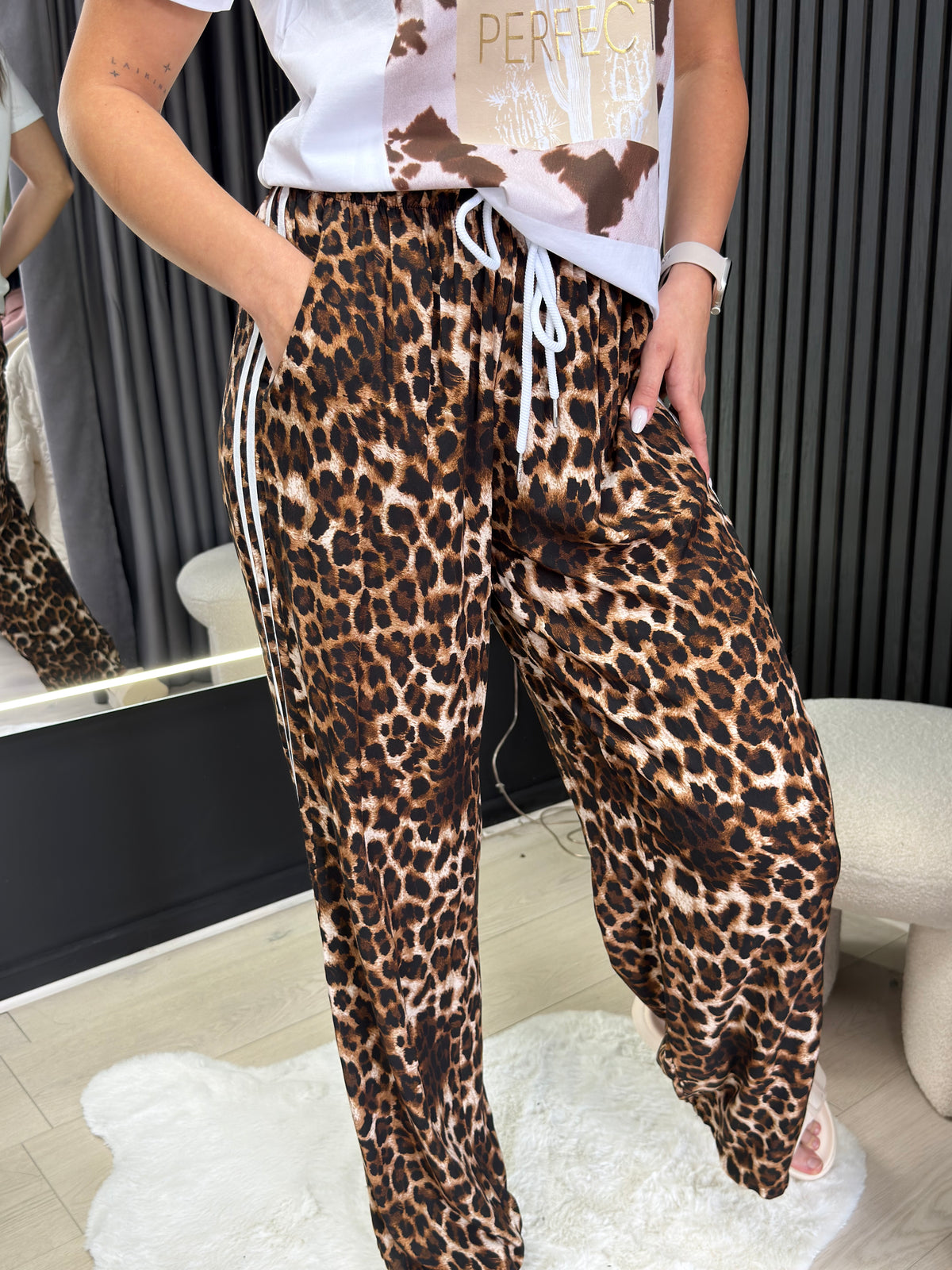 Leopardo rašto kelnės su šoninėmis juostelėmis