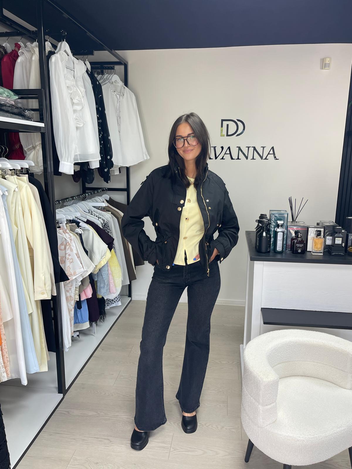 Juoda striukė su auksinėmis detalėmis