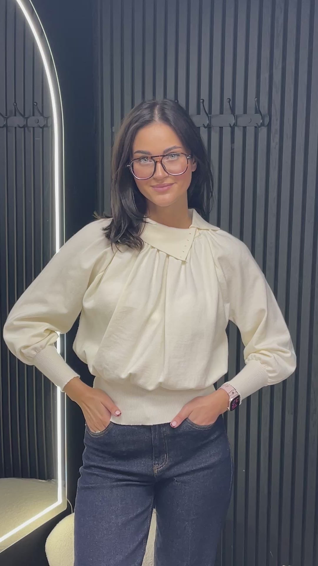 Palaidinė su apykakle ir klostuota dekoltė – kreminė