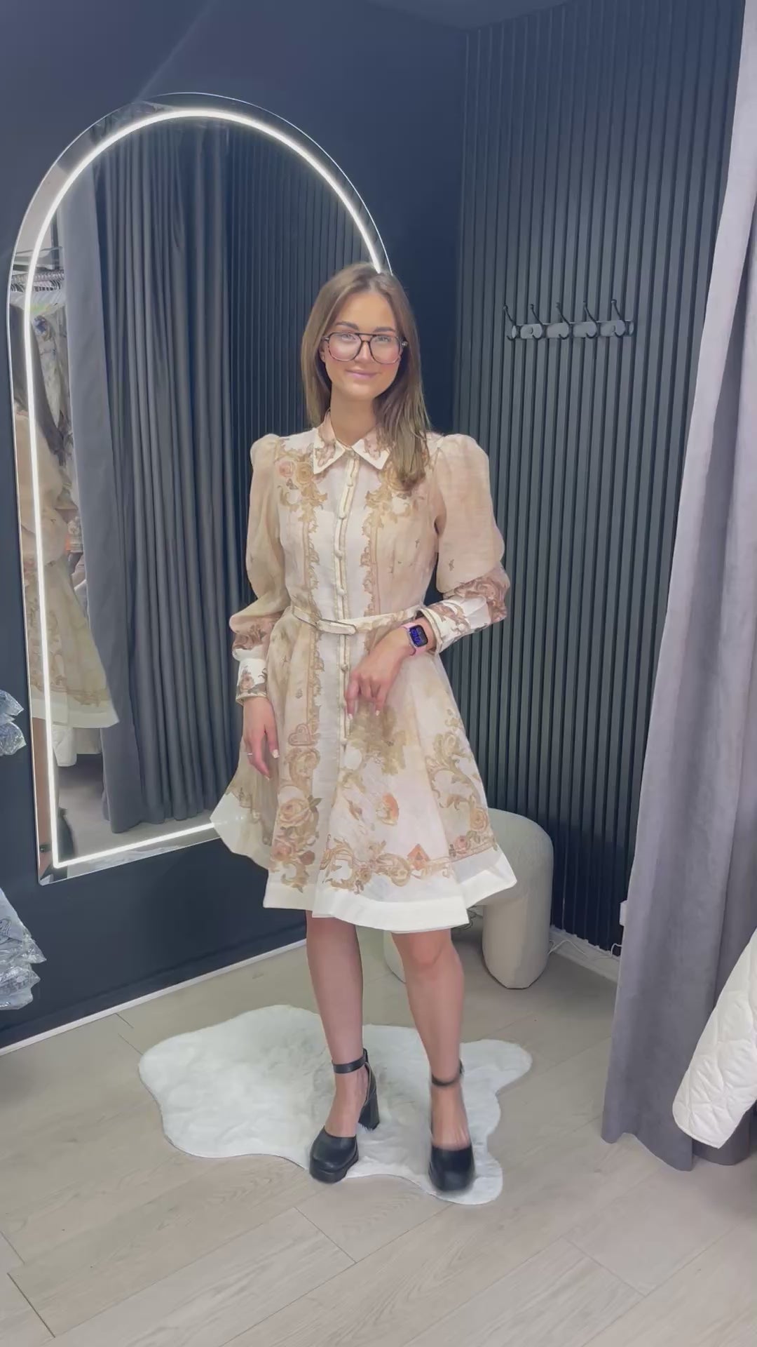 Kreminė raštuota suknelė su pūstomis rankovėmis