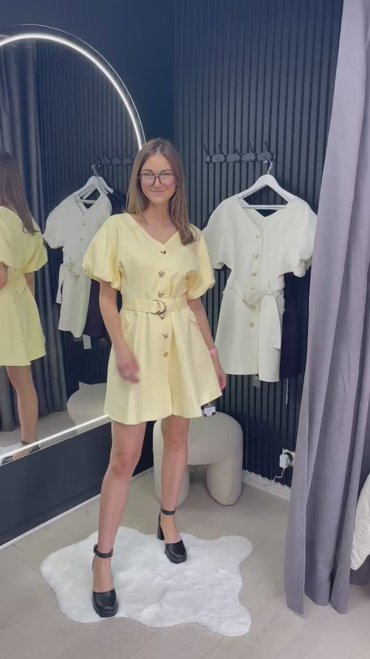 Šviesiai geltona suknelė pūstomis rankovėmis