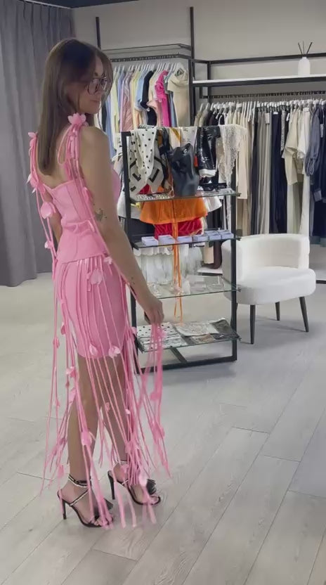 Suknelė su kutais ir gėlių detalėmis