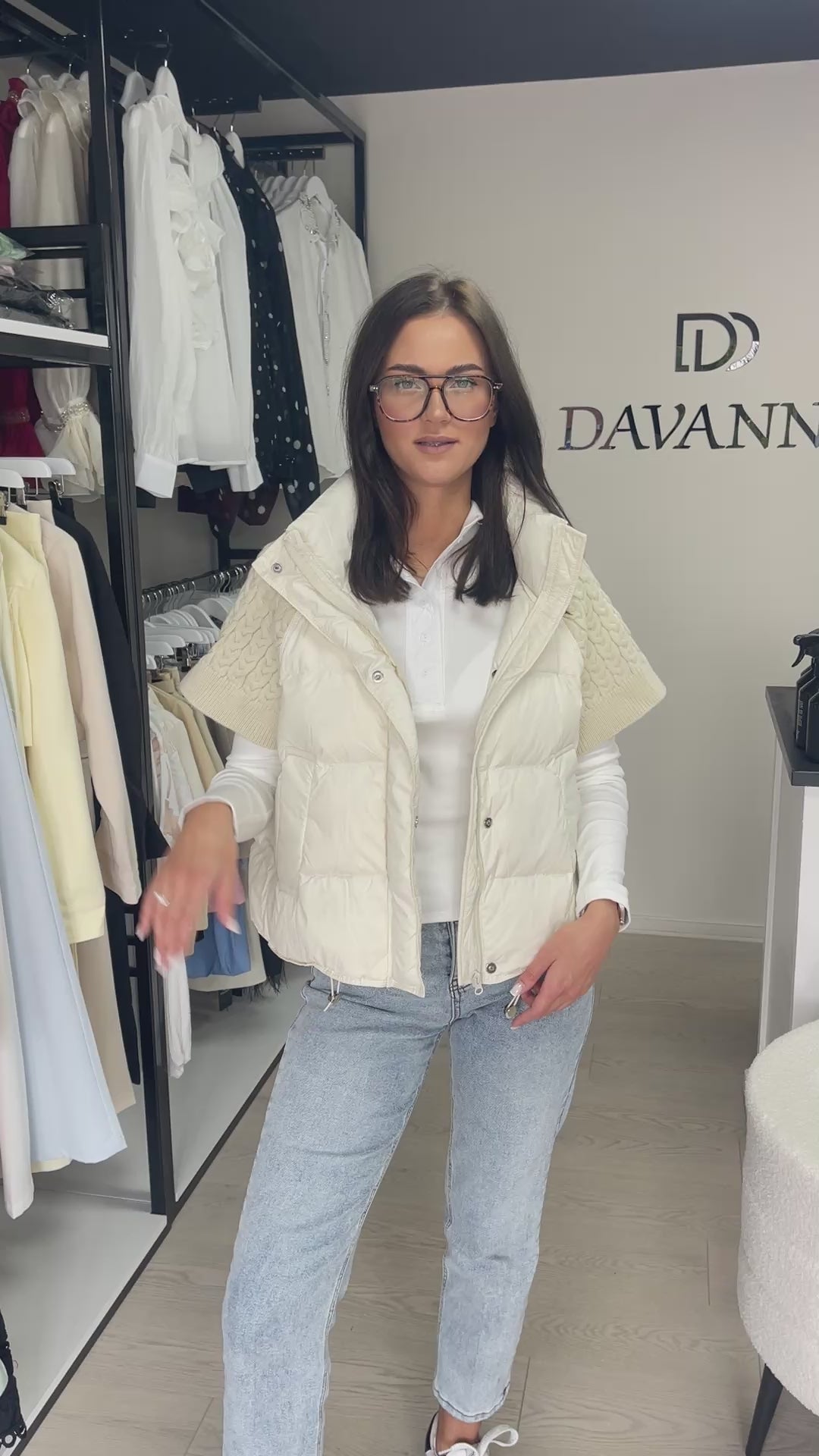 Balta pūkinė liemenė su megzto rašto detalėmis