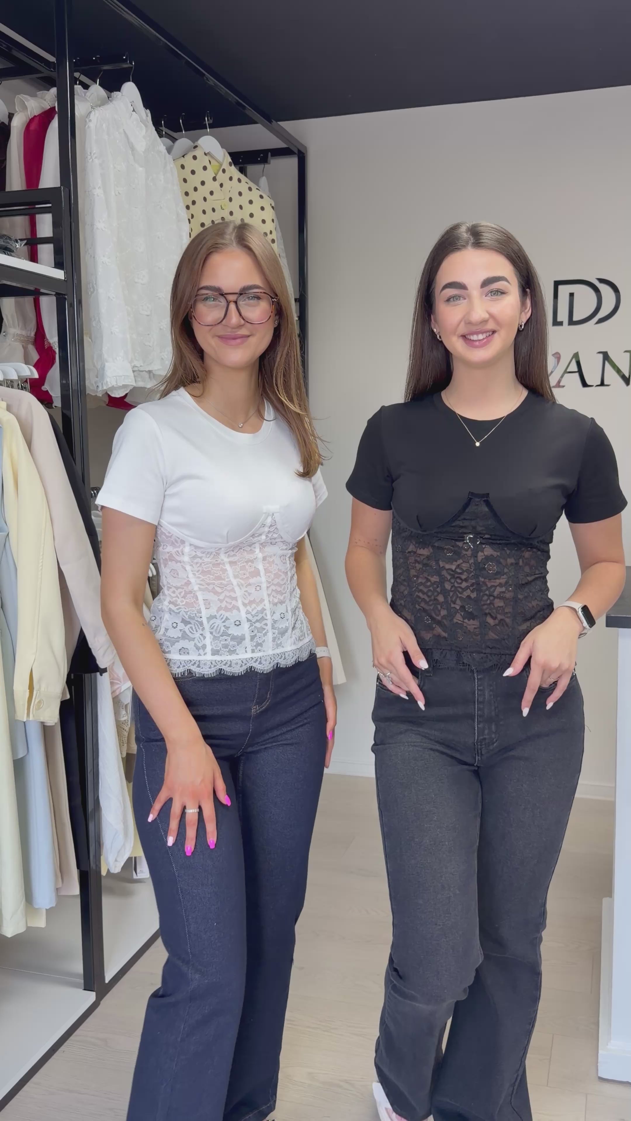 Elegantiška palaidinė su nėriniais