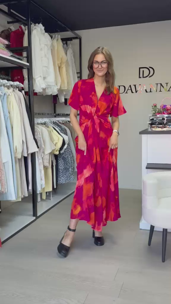 Raudona midi suknelė su abstrakčiu raštu