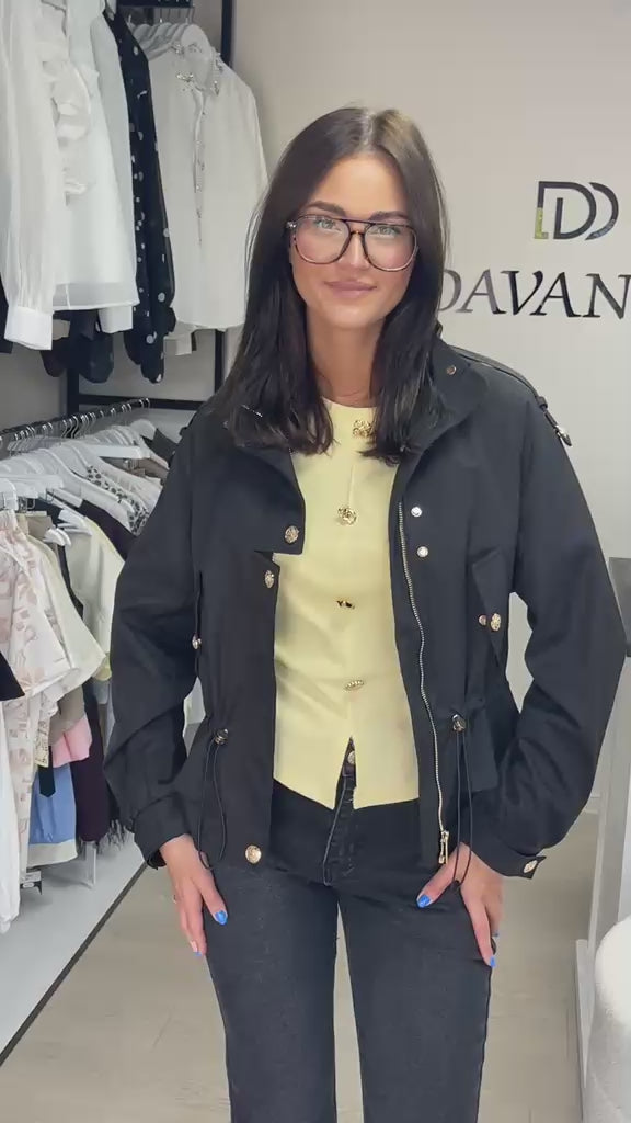 Juoda striukė su auksinėmis detalėmis