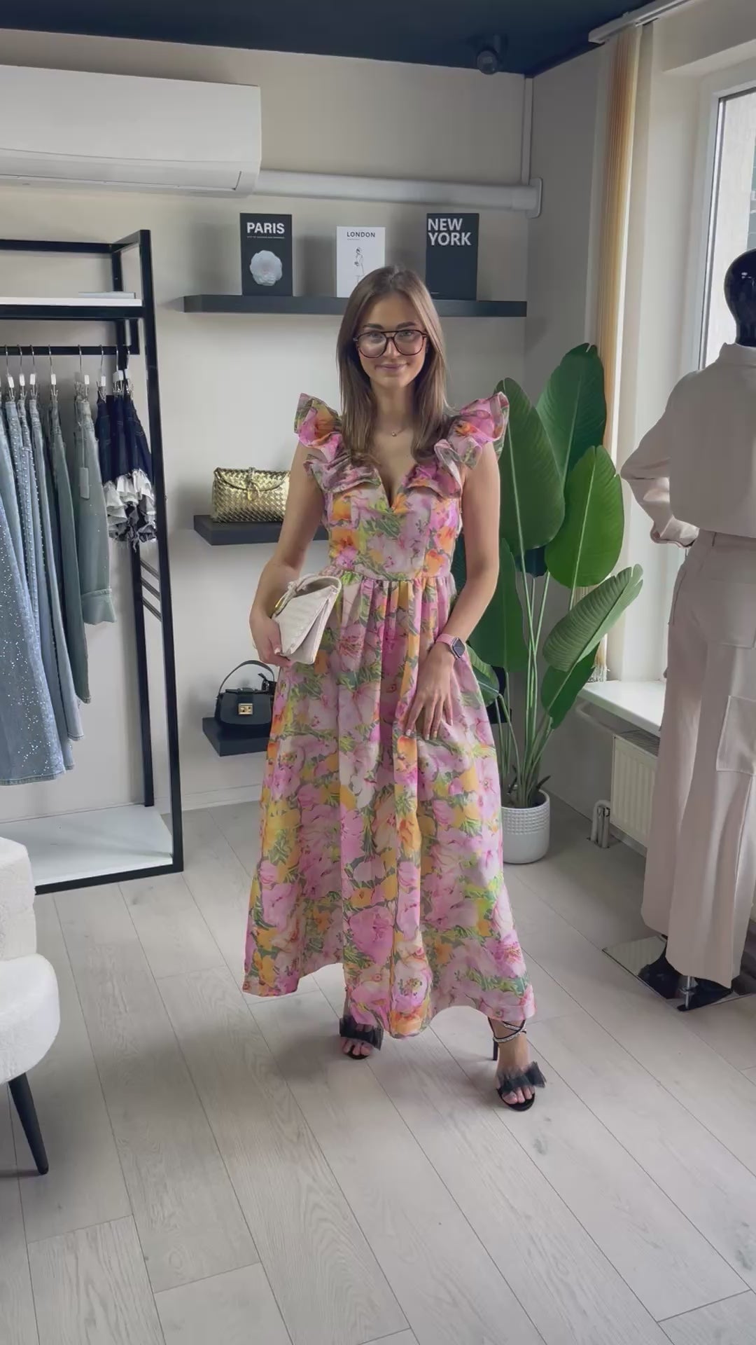Gėlėta maxi suknelė su pūstomis petnešėlėmis