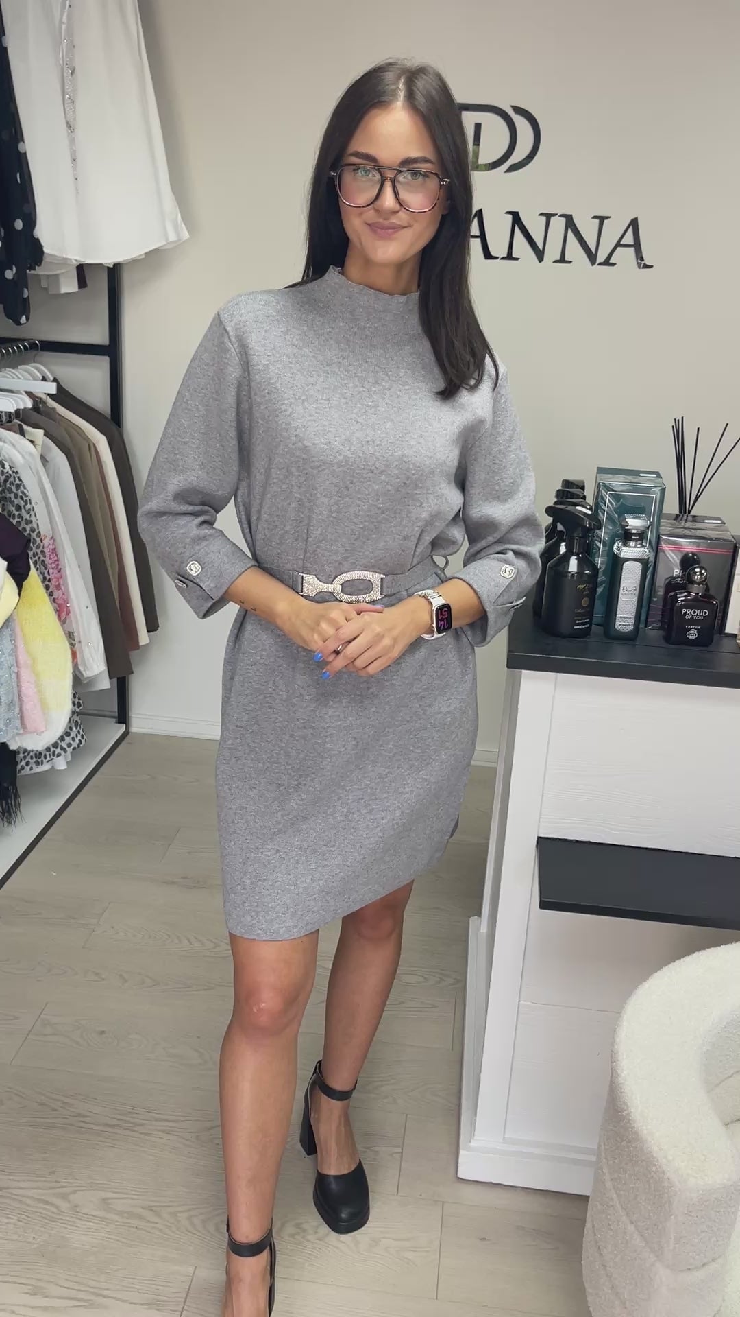 Pilka suknelė su dirželiu ir aukšta apykakle